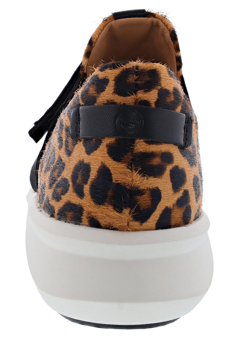 Clarks Women's Un Rio Strap Hook & Loop Slip On  Sneakers with Arch Support