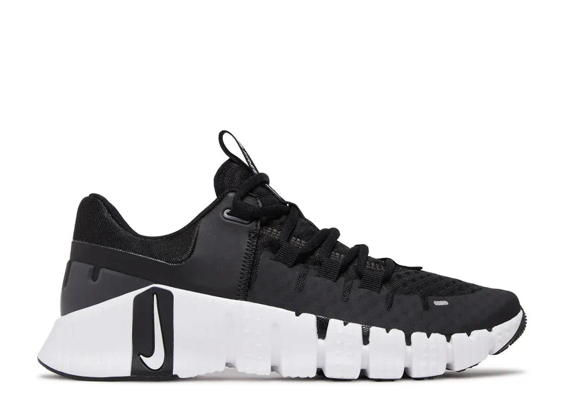 FREE METCON 5 BLACK WHITE