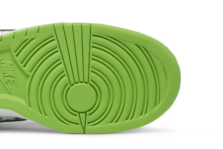 SB Dunk Low Supreme Stars Mean Green (2021)