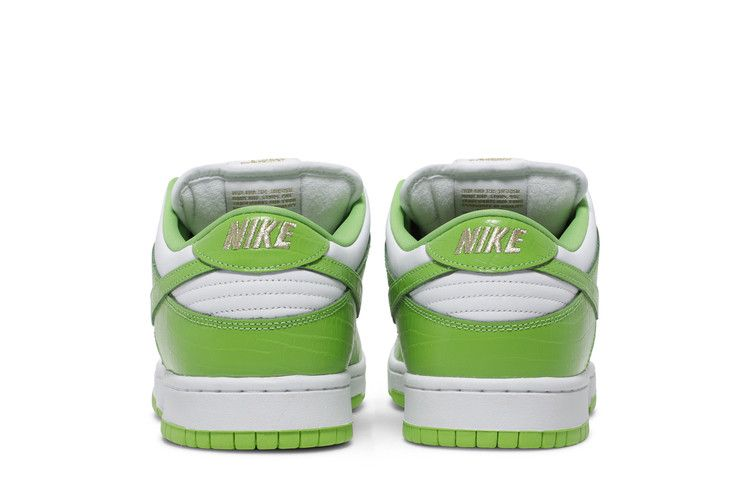 SB Dunk Low Supreme Stars Mean Green (2021)