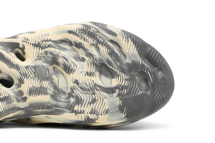 Yeezy Foam RNNR MXT Moon Gray